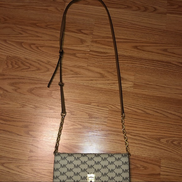 REAL MICHEAL KORS OVER THE SHOULDER PURSE, USED. - Picture 3 of 4